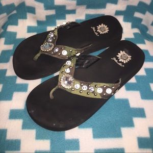 Camo yellow box sandals